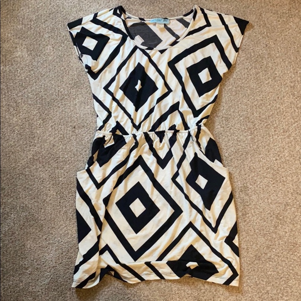 Black and white dress with pockets Large